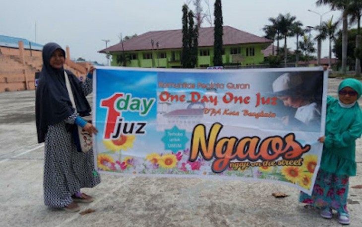 Penda Yuli saat bentang spanduk "one day one juz"