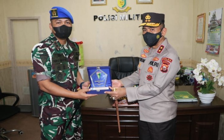 Kapolda Bengkulu, Dandenpom, serta PLH Kepala BPK perwakilan Bengkulu saling bertukar kenang - kenangan berupa Cindera mata 