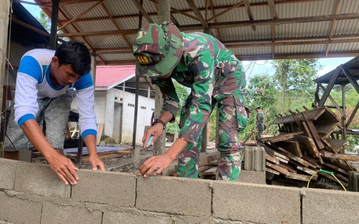 Satgas Pamtas Yonif 645/GTY bersama Warga saat Karya Bhakti Pembangunan Pascabencana Kebakaran