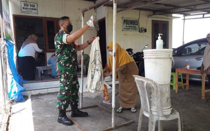 Babinsa saat beri pendampingan posyandu