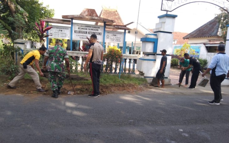 Tiga Pilar Kelurahan Kedungsoko saat Kerja Bakti Bersihkan Lingkungan