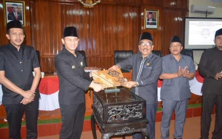Bupati Trenggalek, Mochamad Nur Arifin saat serah terima Ranperda APBD Perubahan Kabupaten Trenggalek, Tahun Anggaran 2022 dengan Ketua DPRD Kabupaten Trenggalek.