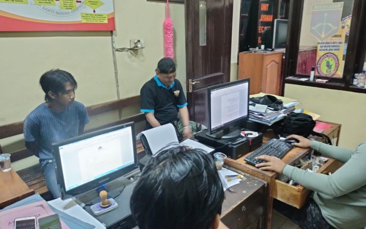 dua tersangka saat diperiksa penyidik