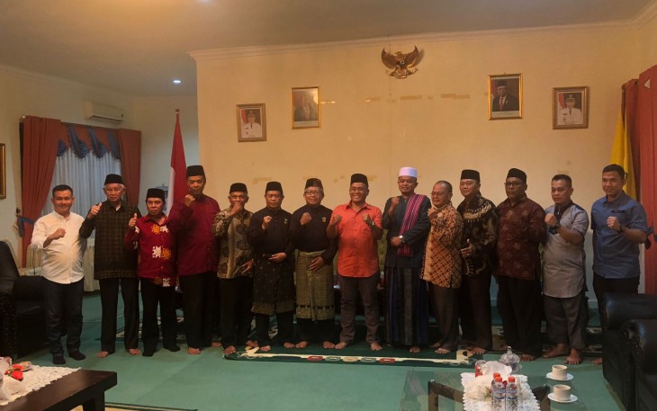 Bupati Lingga saat menjamu Komandan Korem 033/WP dengan Temu Ramah Bersama Tokoh Masyarakat