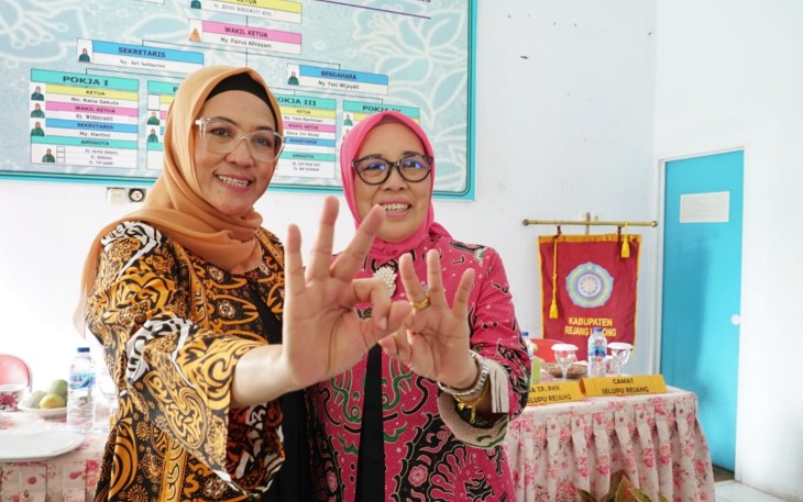 Ketua TP PKK Derta Rohidin saat Supervisi 10 program pokok PKK di Kecamatan Selupu Rejang Kabupaten Rejang Lebong, Rabu (19/10). 