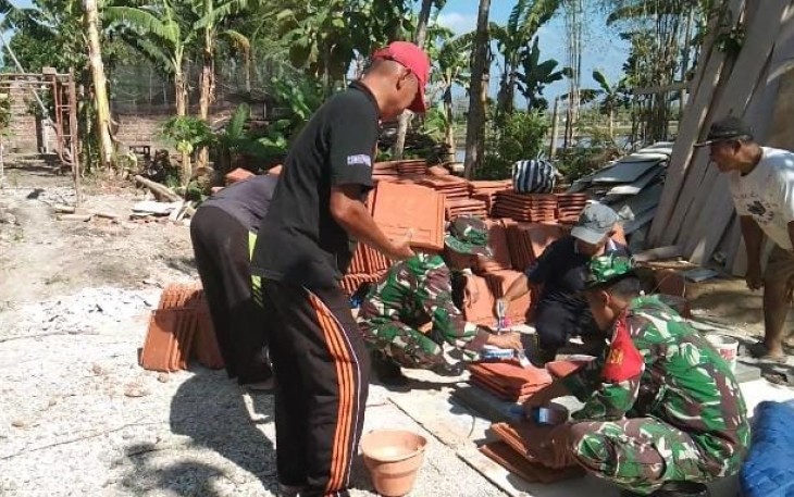 Babinsa Kodim 0802/Ponorogo saat Kerja Bakti Bangun Masjid
