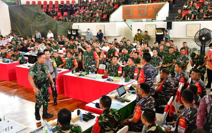 Panglima TNI Jenderal TNI Andika Perkasa saat pimpin simulasi Tactical Floor Game (TFG) bertempat di Gelanggang Olah Raga (GOR) Praja Raksaka Bali, Rabu, (09/11).