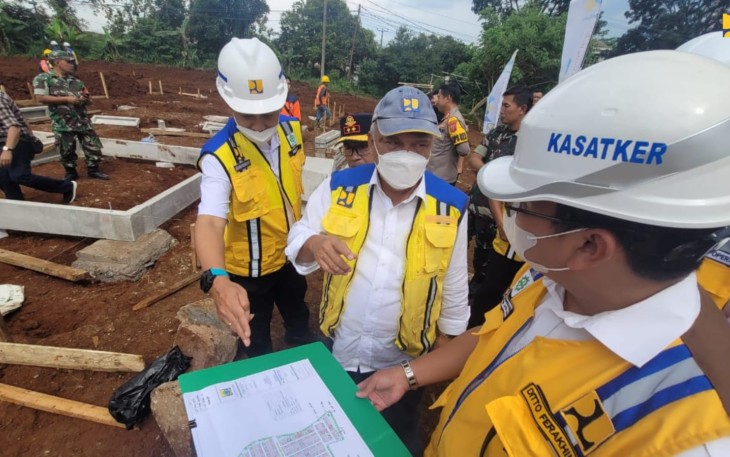 Menteri PUPR Basuki Hadimuljono saat meninjau progres penanganan pascabencana gempa pada Sabtu, (3/12/2022).