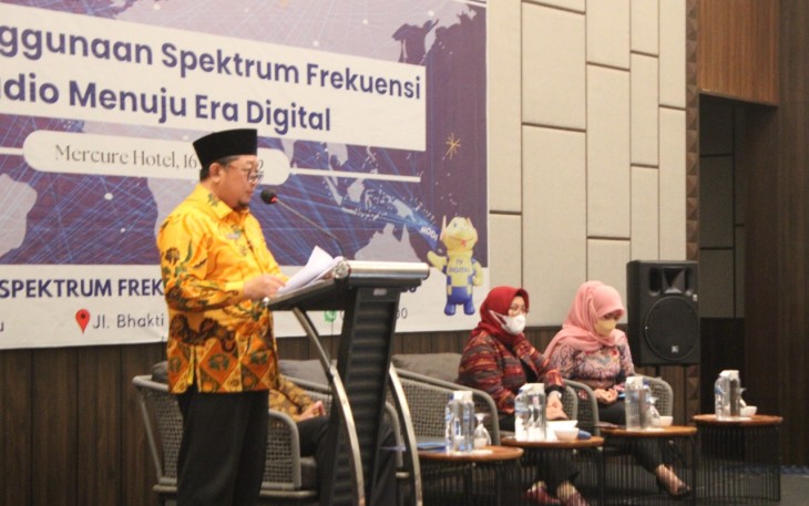 Asisten II Fachriza Rzie menyampaikan amanat gubernur, saat membuka secara resmi acara Sosialisasi Tertib Penggunaan Spektrum Frekuensi Radio Menuju Era Digital, di Hotel Mercure, Kamis (16/6).