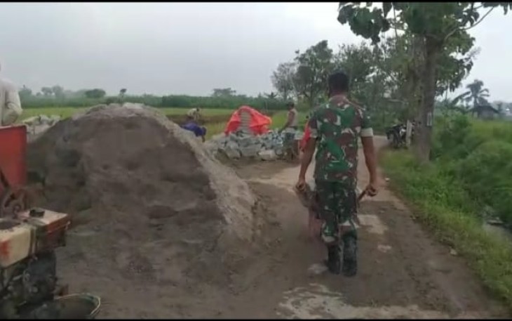 Babinsa Kodim 0802/Ponorogo saat Turut Karya Bakti Pengurukan Jalan Bersama Masyarakat