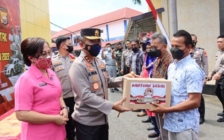 Kapolda Bengkulu Irjen Pol Drs. Agung wicaksono, M.Si saat salurkan paket sembako ke masyarakat