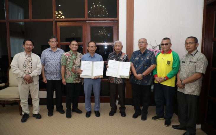 PT Inalum Persero saat Serahkan Dam Truk Pengangkut Sampah Kepada Pemerintah Kabupaten Asahan