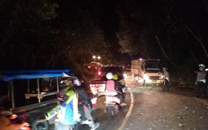 Sat Lantas Polres Benteng saat Terjunkan Personil Turlalin di Jalur Pohon Tumbang