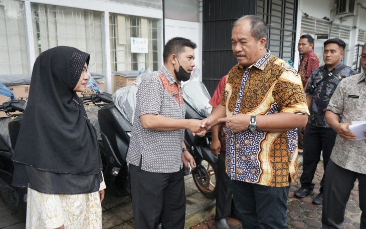 Wabup saat Serahkan Kendaraan Dinas Kepada Personil Pengadaan Barang dan Jasa Setdakab Asahan