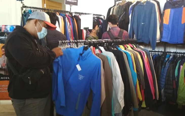 Pengunjung sedang memilih pakaian di salah satu stan Bazaar Thrift Sesi Tuku, di Sarkara Hall, de Tjolomadoe, Karanganyar. Kamis (21/2022).
