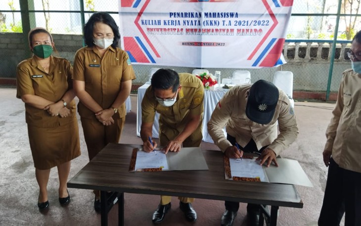Wakil Walikota Bitung bersama rektor universitas Muhammadiyah Manado saat menandatangani surat penutupan penarikan mahasiswa peserta KKN tahun ajaran 2021/2022