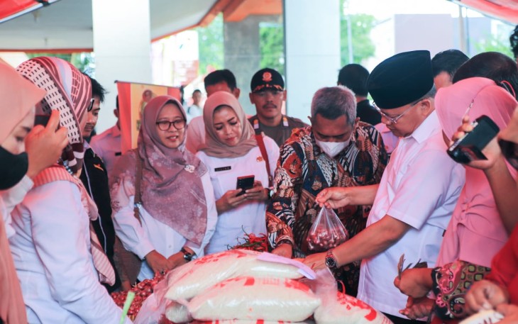 Gubernur Rohidin saat menyerahkan BLT dan peninjauan aktivitas pasar murah terintegrasi. 