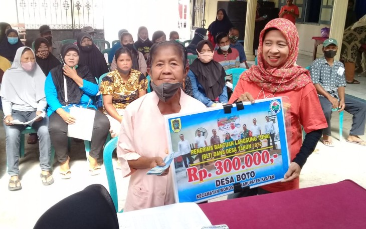 Kades Boto, Sri Rejeki menyalurkan BLT-DD 2022 Tahap XII untuk 105 KPM. (09/12/22)