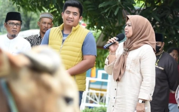 Ketua TP-PKK Provinsi Kepulauan Riau Hj. Dewi Kumalasari Ansar saat berjumpa masyarakat bagikan hewan queban