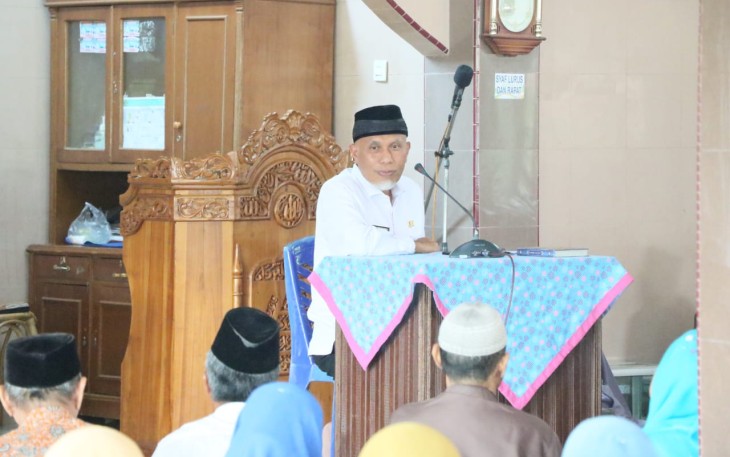 Gubernur Sumbar Mahyeldi saat memberi ceramah agama pada pengajian organisasi Muhammadiyah Cabang Lubuk Begalung di Masjid Al-Anhar Pitameh.