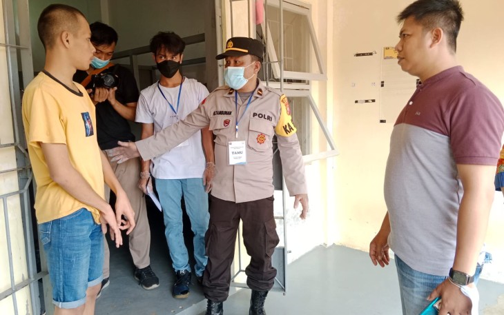 Polisi saat lakukan penyelidikan