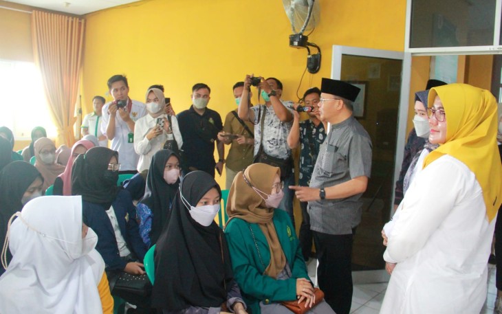 Gubernur Bengkulu Rohidin Mersyah saat menyerahkan secara simbolis bantuan beasiswa Baznas Bengkulu kepada 150 mahasiswa kurang mampu, Selasa (3/8/2022).