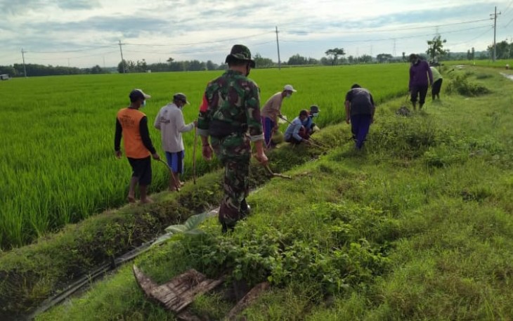 Serda Danang Bersama Para Petani saat Laksanakan Gropyokan Tikus