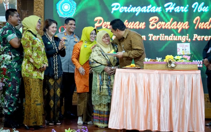 Tanpa disadari, Nyai Salini ibunda Bupati Blora Arief Rohman hadir di pendopo rumah dinas Bupati.