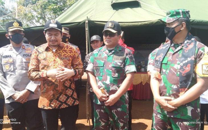 Wakil Bupati Bengkulu Utara saat mendampingi Tim Wasev Mabes TNI, saat peninjauan di lokasi TMMD ke 114, di Desa Suka Mulya, Kecamatan Giri Mulya.