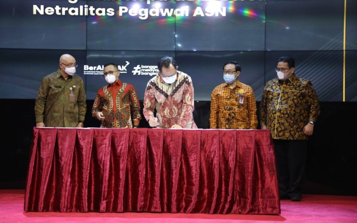 Kemendagri saat Tanda Tangani Keputusan Bersama terkait Netralitas ASN dalam Pemilu