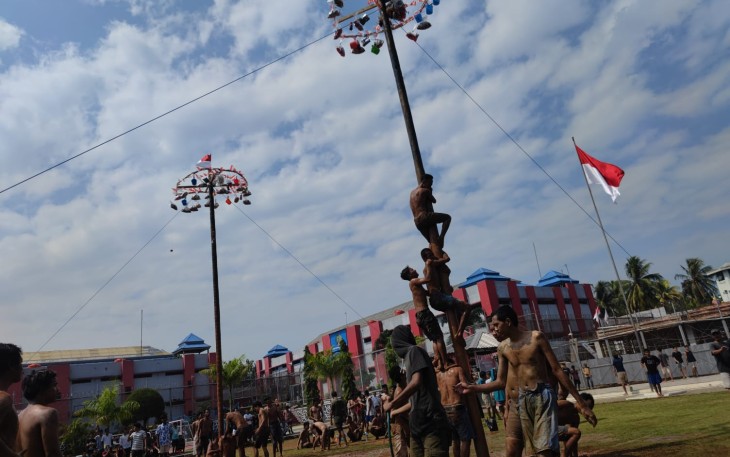 Keseruan Warga Binaan Lapas Cilegon saat Ikuti Lomba Panjat Pinang 