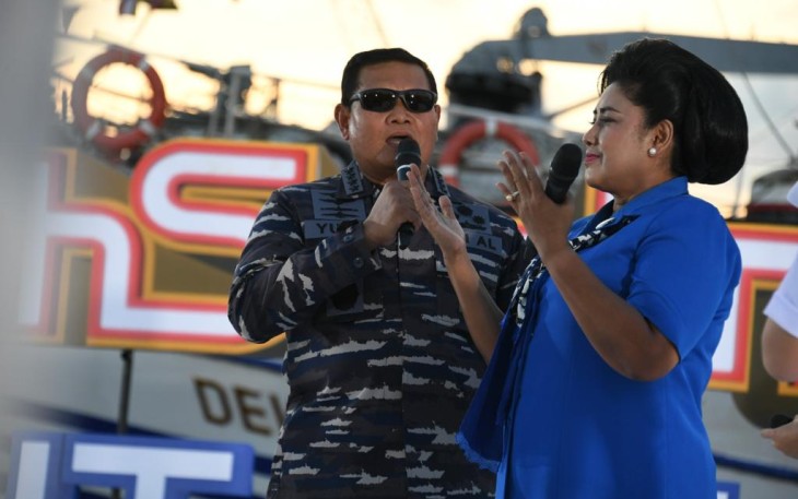 Kasal Laksamana TNI Yudo Margono didampingi Ketua Umum Jalasenastri Ny. Vero Yudo Margono saat tampil mesra pada acara Dahsyatnya HUT TNI AL ke-77 yang berlangsung di Dermaga Kolinlamil, Tanjung Priok, Jakarta Utara, Sabtu, (17/09).