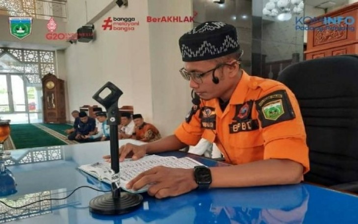 Anggota Pusdalop PB Abrinaldi sedang melantunkan Ayat suci saat pelaksanaan Wirid Korpri di Masjid Islamic Center.