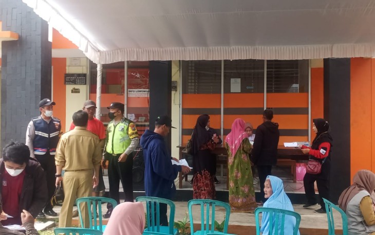 Polri saat Kawal Pembagian Dana Inflasi kepada Warga Terdampak 