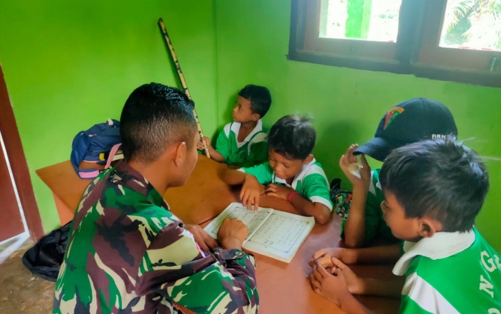 Personel Satgas Pamtas RI-Malaysia Yonarmed 19/105 Trk Bogani Menjadi Guru Mengaji di Sekolah
