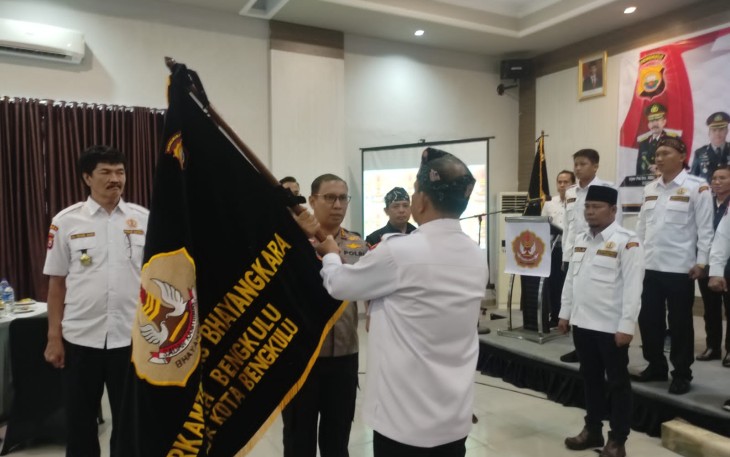 Plt Kapolresta Bengkulu saat Kukuhkan Ketua dan Pengurus Pokdar Kamtibmas Kota Bengkulu