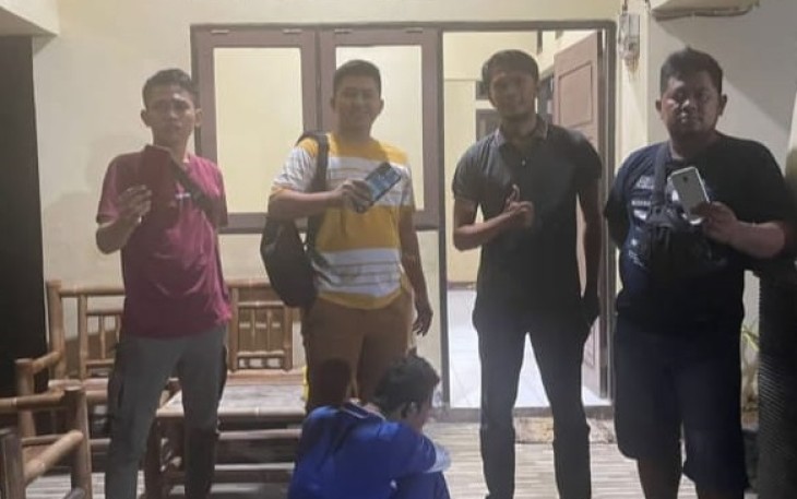 Tersangka (jongkok) saat diamankan petugas