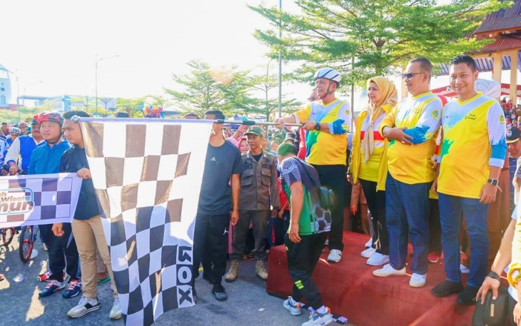 Gunernur Prov Kepri Ansar Ahmad saat lepas 1000 peserta jelajah wisata Karimun