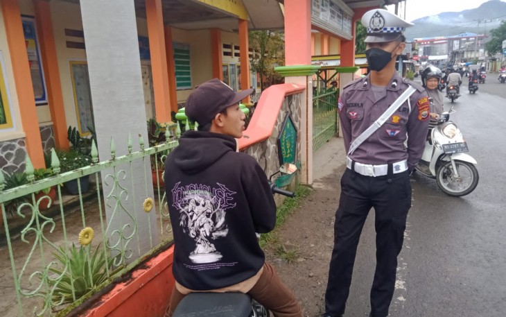 Polisi saat tegur pengendara langgar lalu lintas.