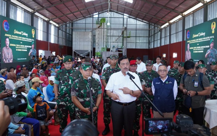 Menko Marves bersama Kasad dan Pangkostrad saat Tinjau Gudang Pengeringan Pipil Jagung di Kampung Neglasari, Desa Ciemas, Kec. Ciemas, Kabupaten Sukabumi, Jawa Barat, Selasa (29/11/2022).