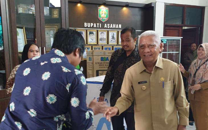 Pemerintah Kabupaten Asahan saat Serahkan Bantuan Peralatan Untuk Wirausaha Baru