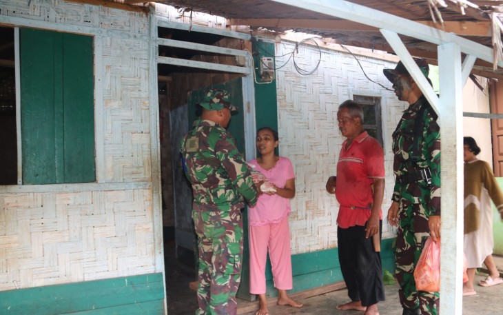 Yonif Raider 100/PS saat Salurkan Sembako ke Warga Dusun Grigit