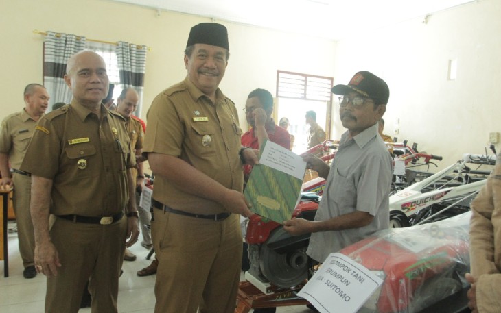 Wakil Bupati Asahan saat Serahkan Bantuan Untuk Kelompok Tani