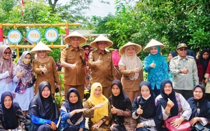 Gubernur Ansar saat Serahkan Bantuan Pertanian di Kabupaten Natuna