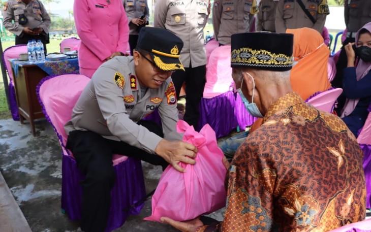 Kapolres Mukomuko saat Bagi Bantuan ke Masyarakat