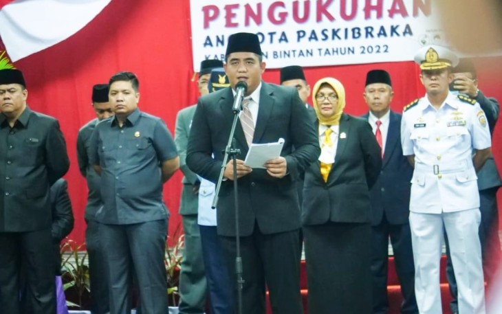Plt Bupati Bintan saat Kukuhkan PASKIBRAKA Bintan Tahun 2022