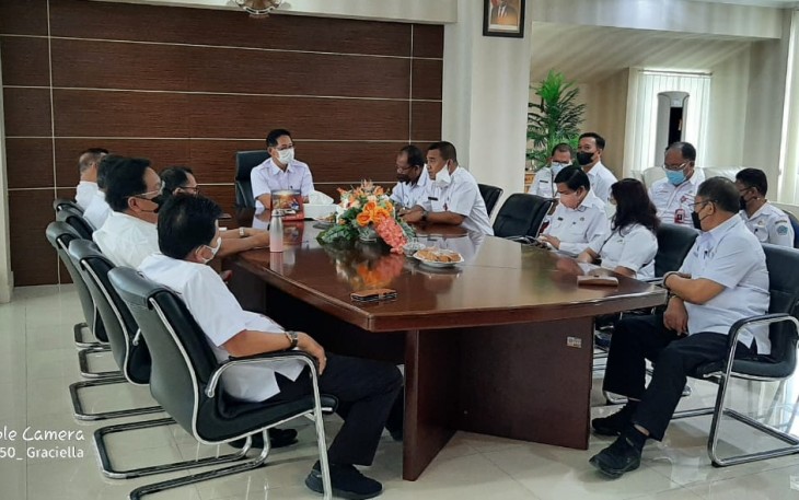 Wakil walikota Bitung Hengky Honandar SE saat memimpin rapat kordinasi P3.