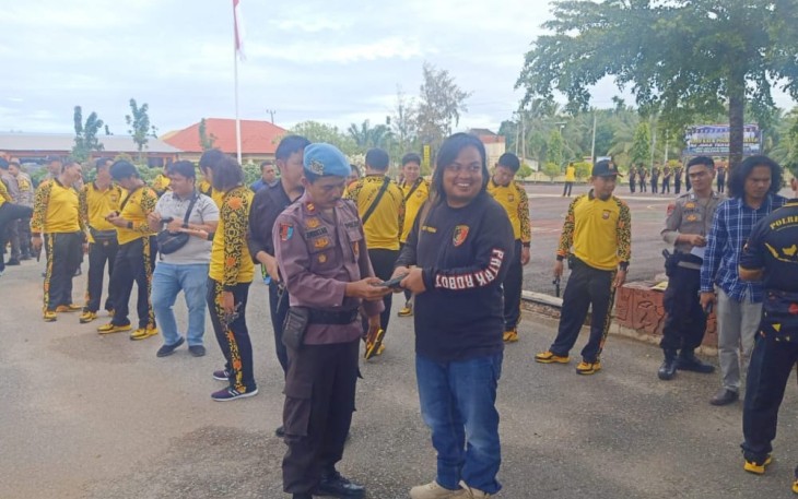 Propam saat Cek Senpi Anggota Polres Kaur