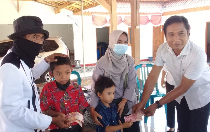 Kades Tumpukan Didampingi Perangkat Desa Memberikan Bansos Pribadi Kepada Anak Yatim, Rabu (14/09/22).