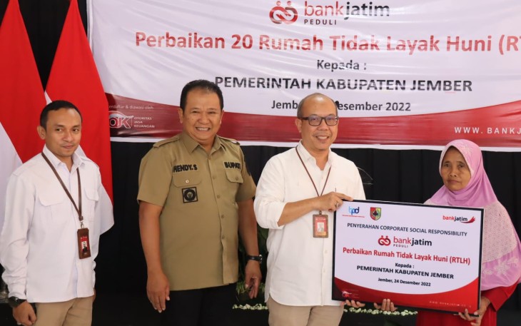 Bank Jatim saat Salurkan CSR ke Pemkot Batu dan Pemkab Jember